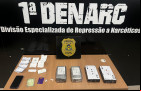  Na mochila da suspeita, foram localizadas substâncias análogas à cocaína e ao crack