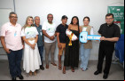 O título reforça o compromisso do Município em desenvolver políticas públicas e garantir a prioridade dos cuidados com a primeira infância na agenda municipal.