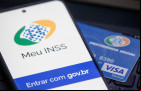 Aposentados poderão resolver questões do INSS em agências dos Correios: atendimento gratuito e prioritário começa em 30 de maio.