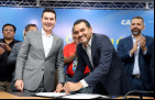 Governador Wanderlei Barbosa e o ministro das Cidades, Jader Barbalho Filho, durante a  dos contratos que garantem quase 900 novas moradias no Tocantins