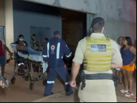 Tio da vítima sendo atendidi por socorristas do Samu.