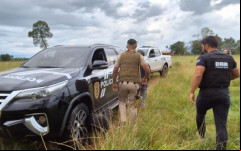 Policiais civis durante operação que resultou na prisão de três suspeitos por abuso sexual de crianças em Nova Olinda