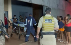 Tio da vítima sendo atendidi por socorristas do Samu.