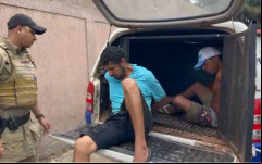 Suspeitos foram presos próximo ao local do crime ainda com os mesmos trajes usados durante o ataque.