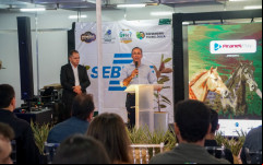 Prefeito Wagner Rodrigues durante discurso na abertura da 57ª Expoara, reforçando o apoio da gestão ao agronegócio e à valorização do produtor rural.