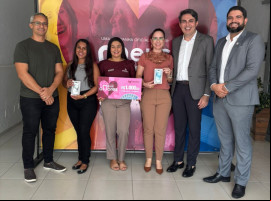 Entrega dos prêmios da campanha Meus Amores reuniu os ganhadores, vendedoras e a diretoria da ACIARA. Na imagem: Presidente Fábio Lopes, Vice-presidente Tomas Vaz e o Diretor Roger Kuhn, ao lado das premiadas.