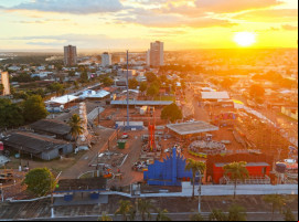 Palco da Expoara 2025 pronto para receber a programação musical, que começa com a Noite Gospel e segue até 8 de junho.