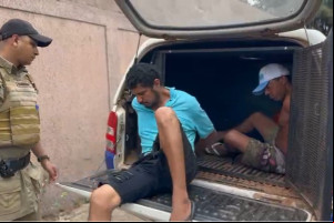 Suspeitos foram presos próximo ao local do crime ainda com os mesmos trajes usados durante o ataque.