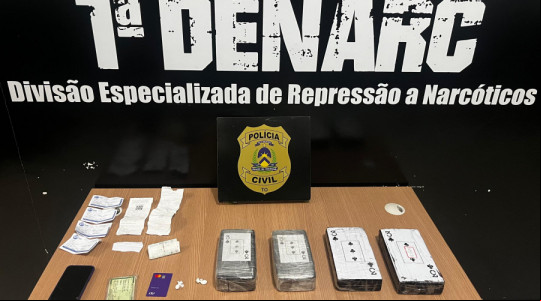  Na mochila da suspeita, foram localizadas substâncias análogas à cocaína e ao crack