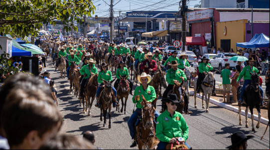 Aproximadamente 5 mil cavaleiros e amazonas participaram da 35ª Cavalgada, considerada a maior do mundo, levando identidade regional e emoção ao público.