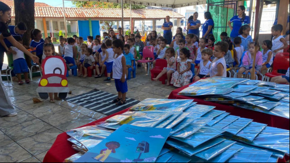 As ações educativas na Creche Mãe de Deus ocorreram no sentido de de conscientizar as crianças sobre segurança no trânsito desde a infância.