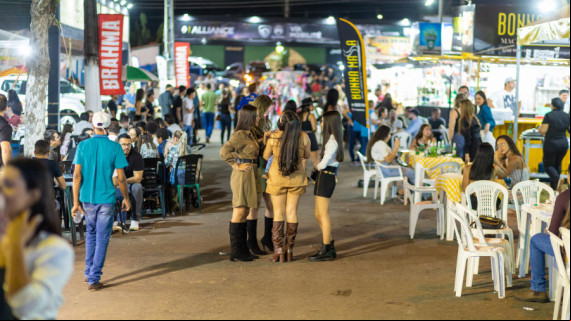 A feira conta com uma ampla praça de alimentação, shopping agro, estandes diversificados, instituições financeiras, parque de diversões e muito mais  